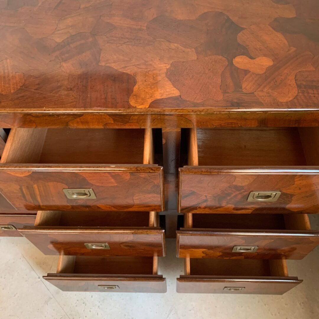 Commode American of Martinsville en bois d’olivier, milieu XXème - Tiroirs ouverts