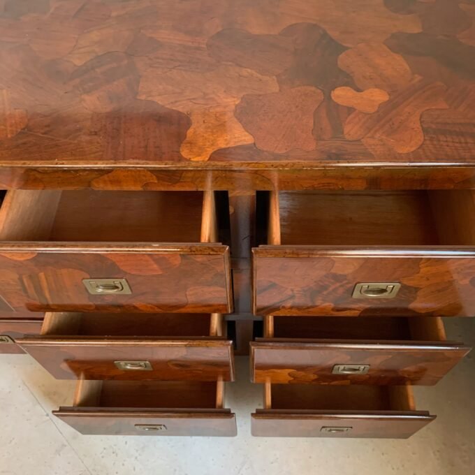 Commode American of Martinsville en bois d’olivier, milieu XXème - Tiroirs ouverts