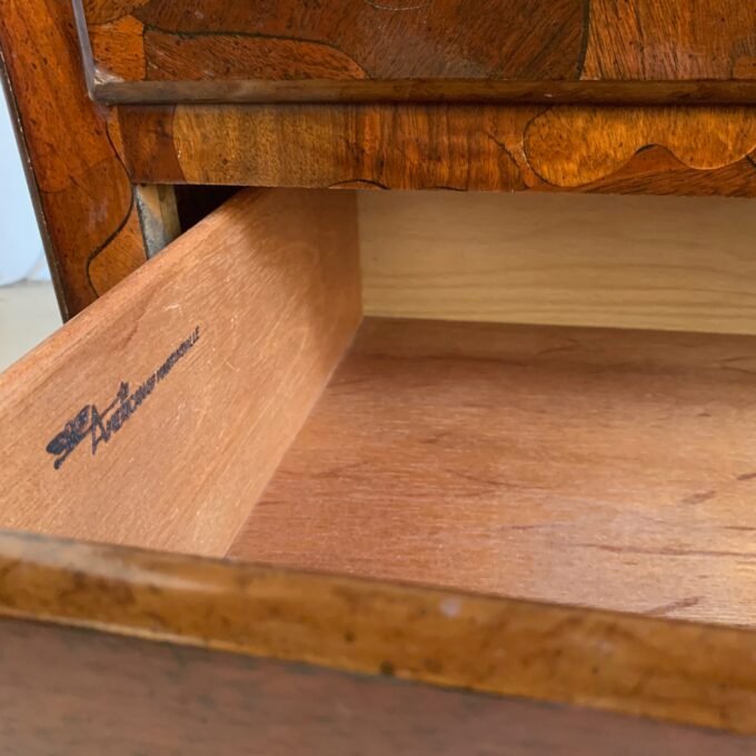 Commode American of Martinsville en bois d’olivier, milieu XXème - Tiroir ouvert signature