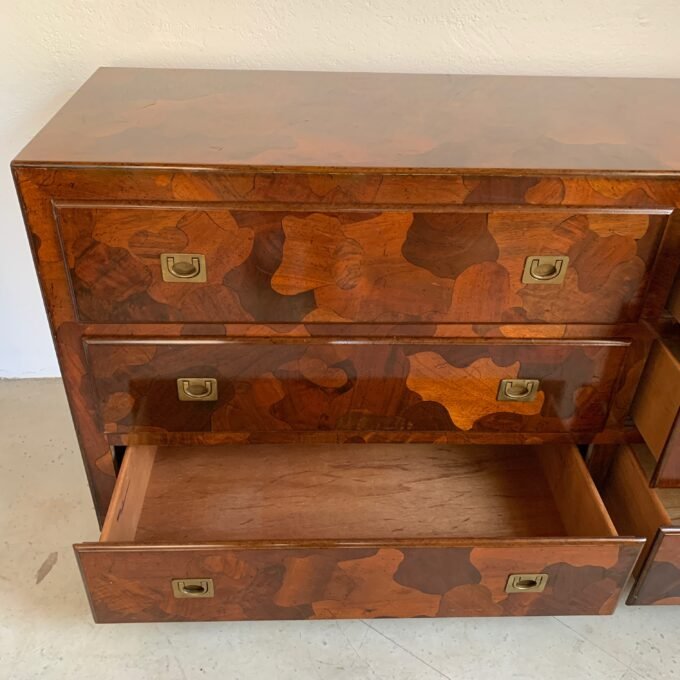 Commode American of Martinsville en bois d’olivier, milieu XXème - Tiroir ouvert