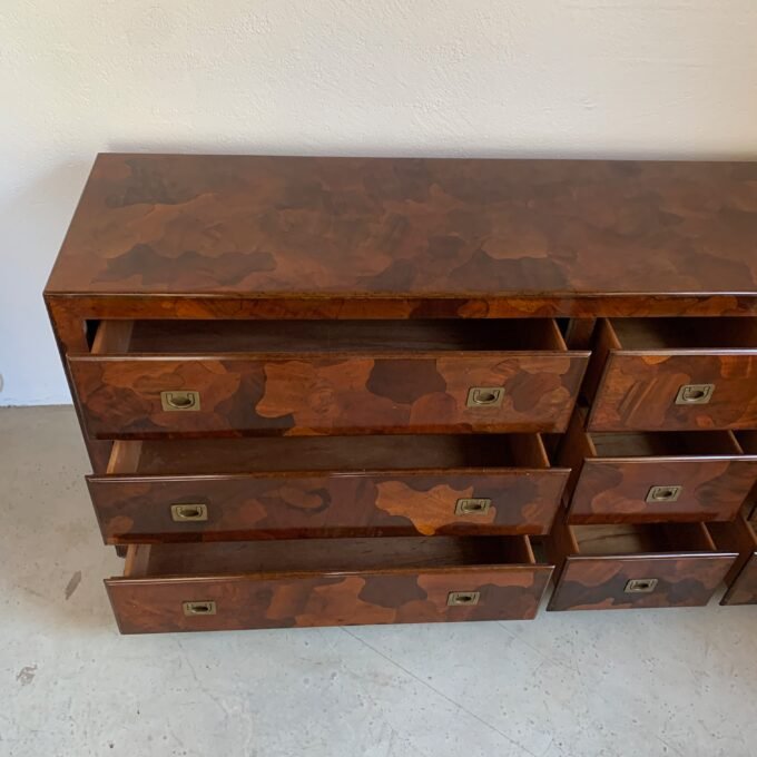 Commode American of Martinsville en bois d’olivier, milieu XXème - Tiroirs ouverts