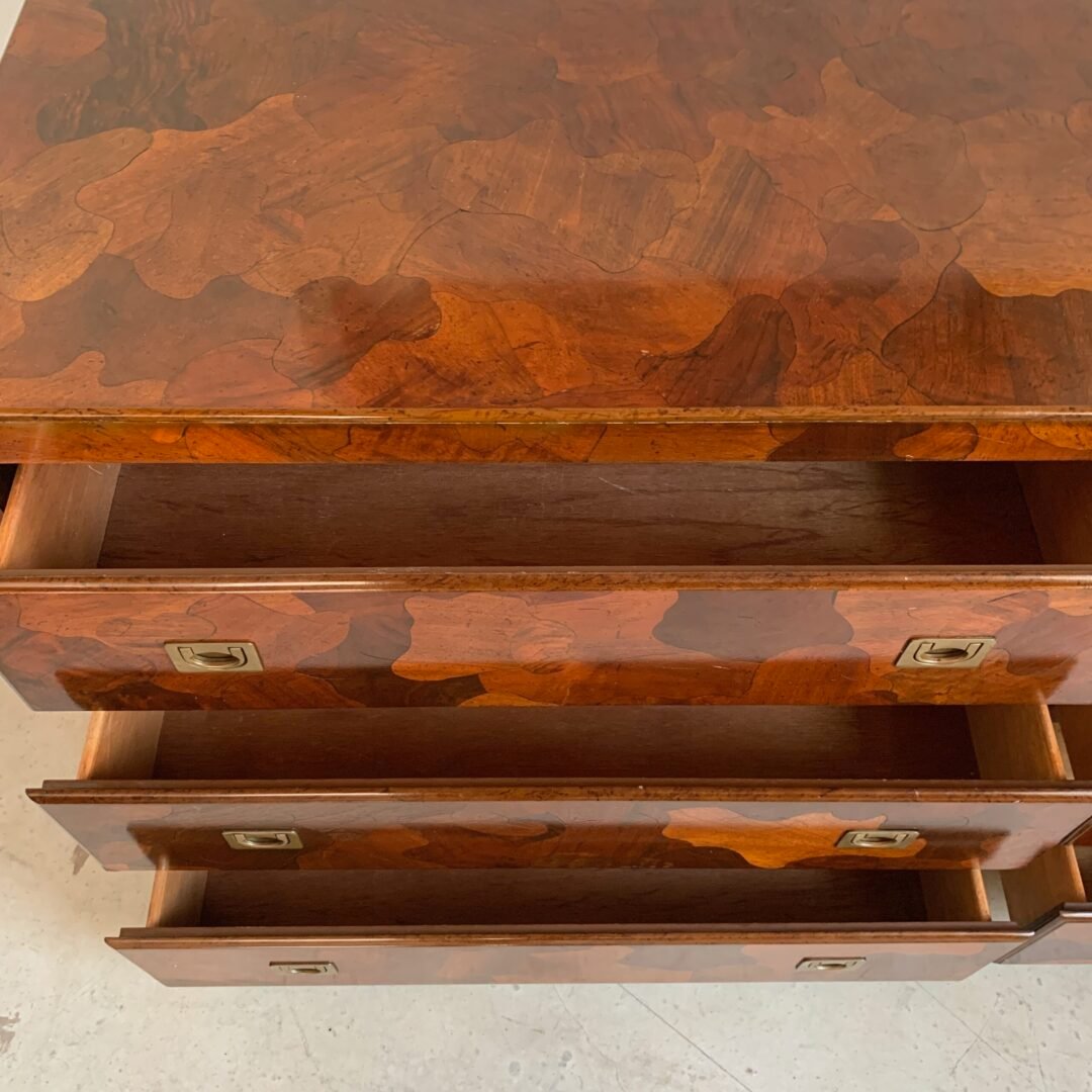 Commode American of Martinsville en bois d’olivier, milieu XXème - Tiroirs ouverts