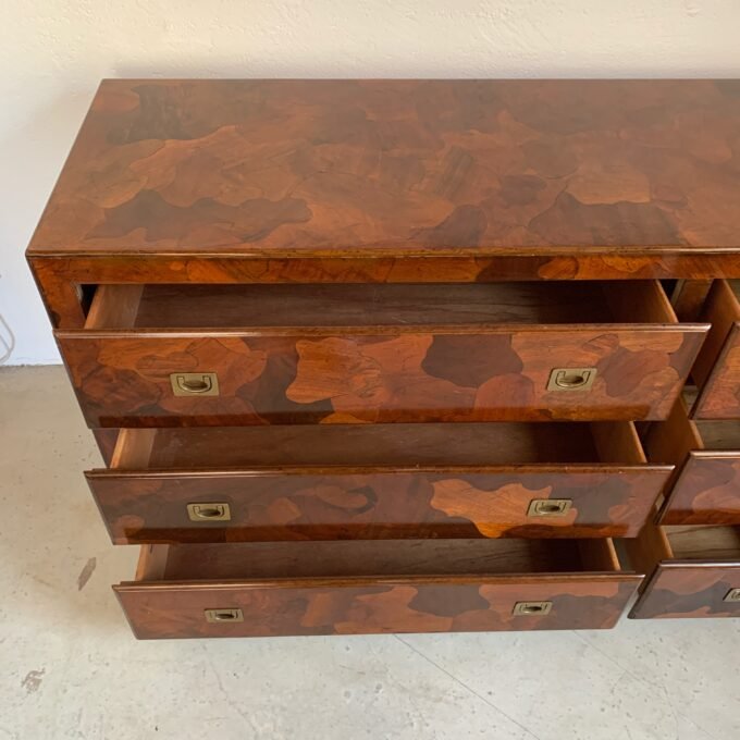 Commode American of Martinsville en bois d’olivier, milieu XXème - Tiroirs ouverts
