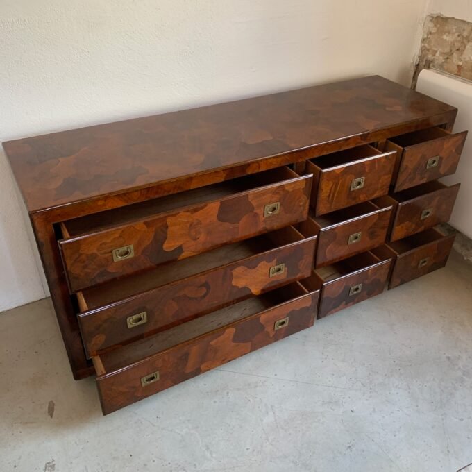Commode American of Martinsville en bois d’olivier, milieu XXème - Tiroirs ouverts
