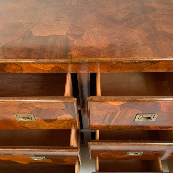Commode American of Martinsville en bois d’olivier, milieu XXème - Tiroirs ouverts