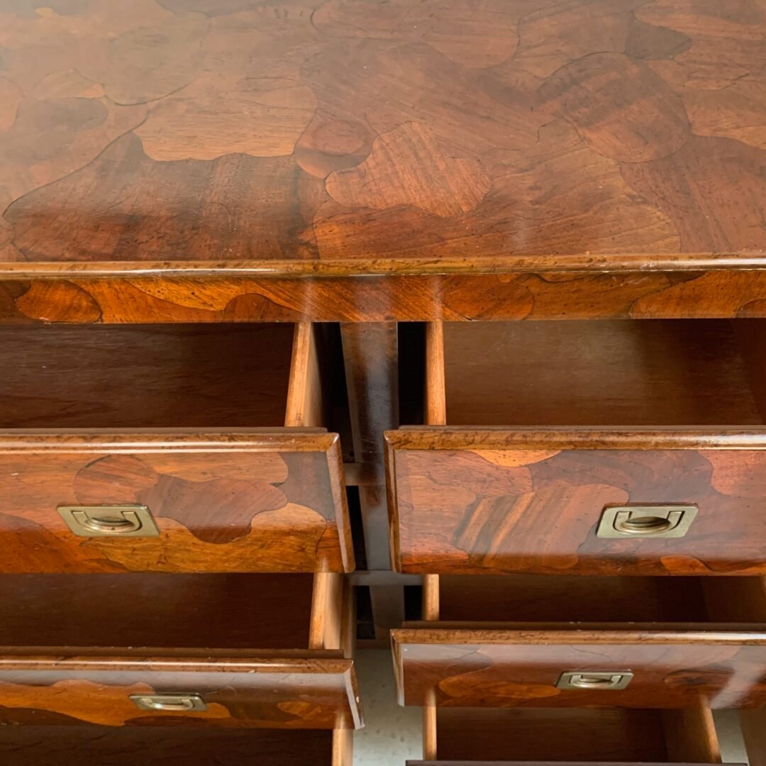 Commode American of Martinsville en bois d’olivier, milieu XXème - Tiroirs ouverts