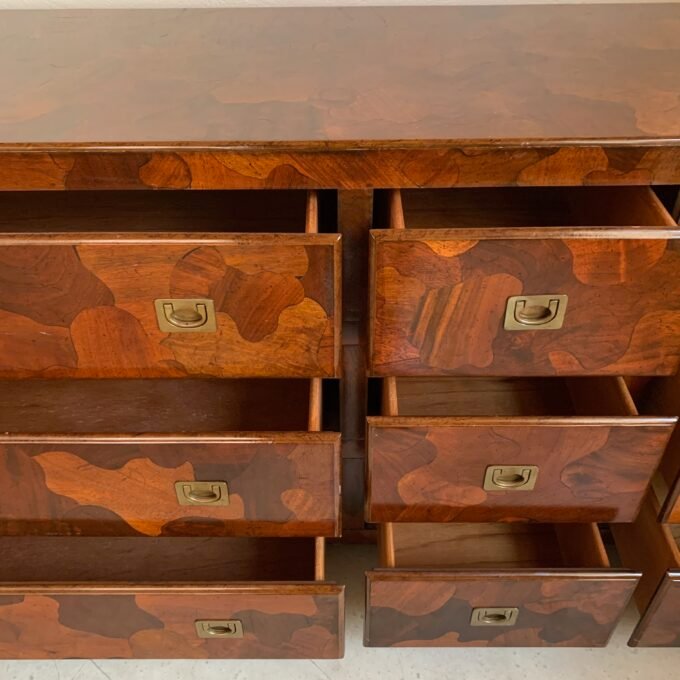 Commode American of Martinsville en bois d’olivier, milieu XXème - Tiroirs ouverts