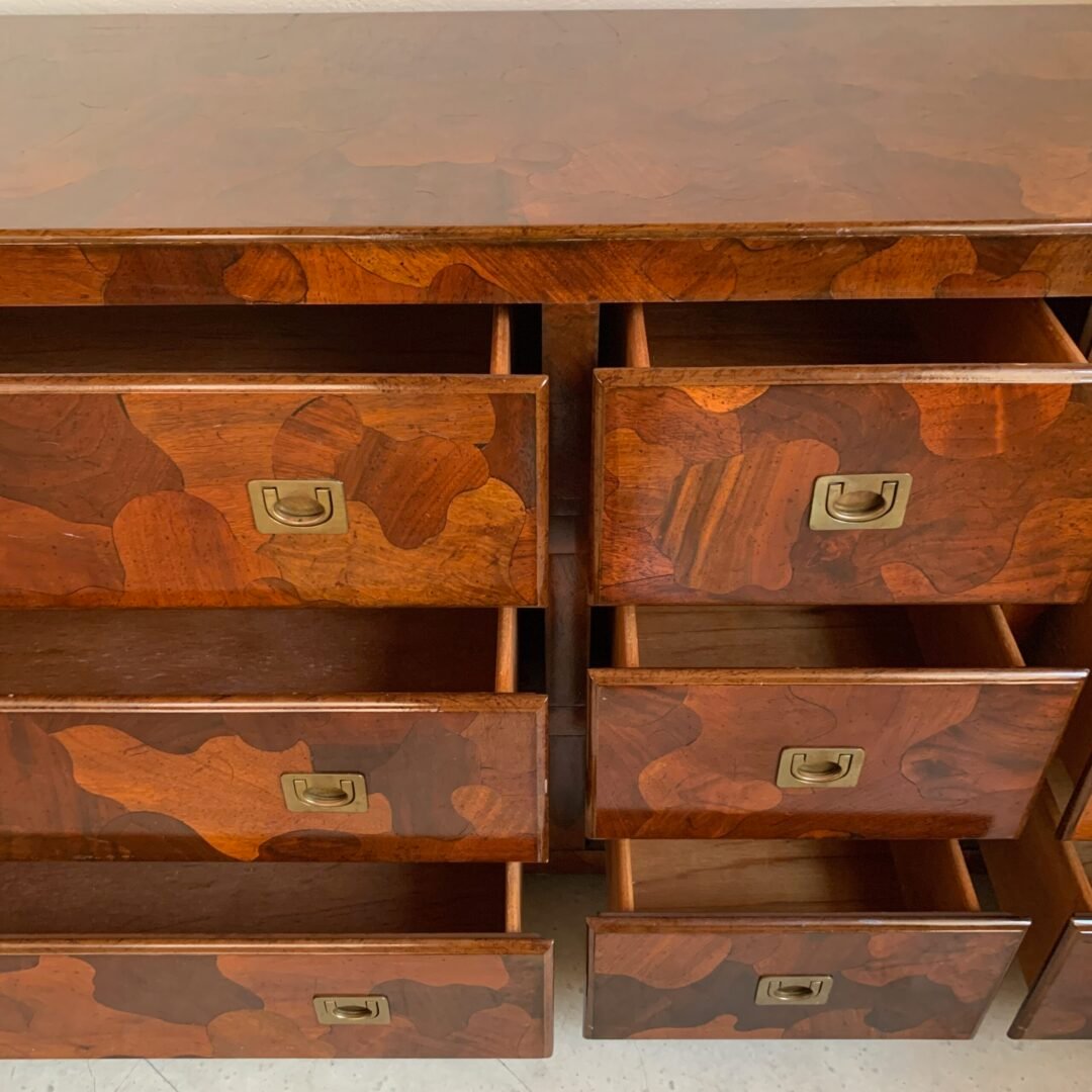 Commode American of Martinsville en bois d’olivier, milieu XXème - Tiroirs ouverts