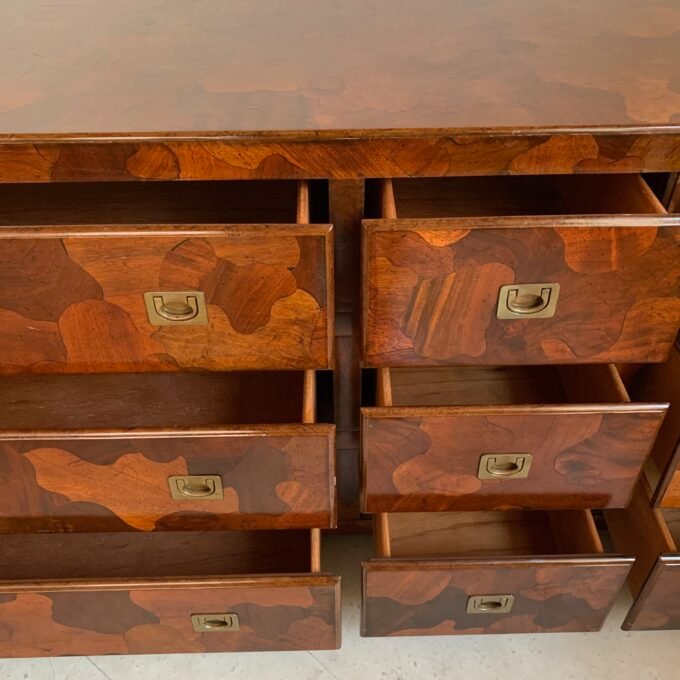 Commode American of Martinsville en bois d’olivier, milieu XXème - Tiroirs ouverts