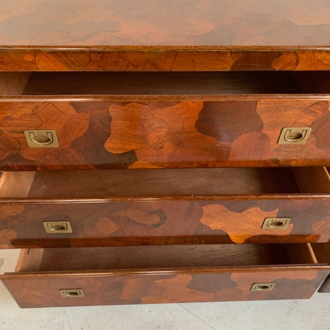 Commode American of Martinsville en bois d’olivier, milieu XXème - Tiroirs ouverts