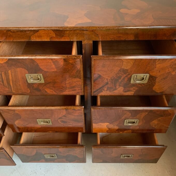 Commode American of Martinsville en bois d’olivier, milieu XXème - Tiroirs ouverts