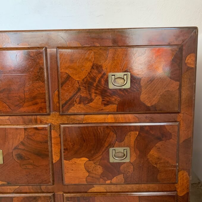 Commode American of Martinsville en bois d’olivier, milieu XXème - Focus tiroirs
