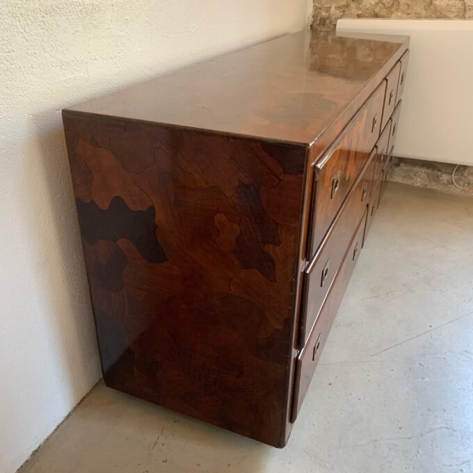 Commode American of Martinsville en bois d’olivier, milieu XXème - Vue de côté