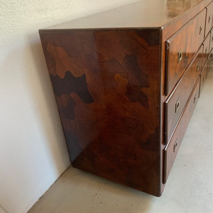 Commode American of Martinsville en bois d’olivier, milieu XXème - Vue de côté