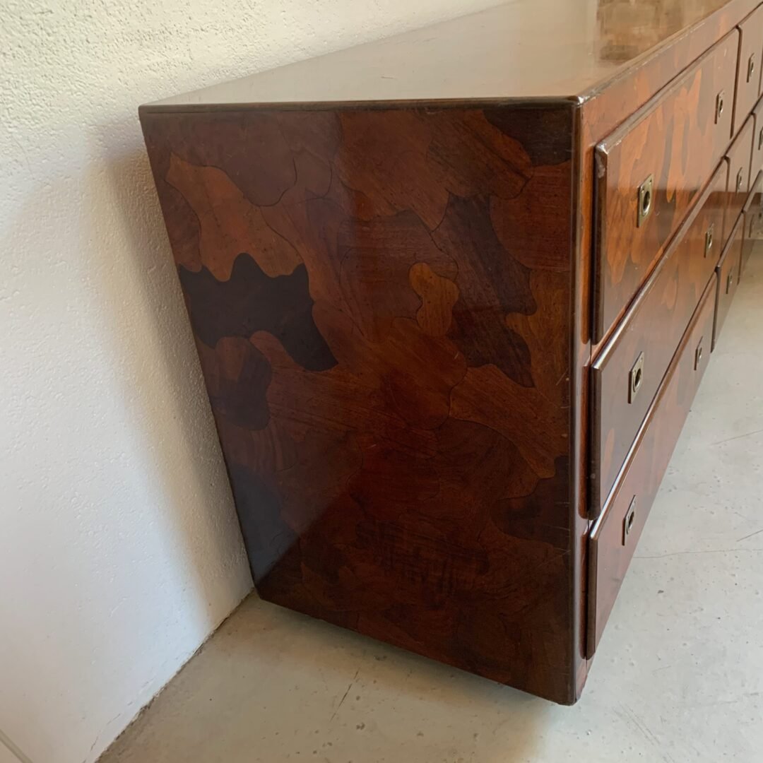 Commode American of Martinsville en bois d’olivier, milieu XXème - Vue de côté
