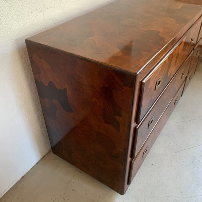 Commode American of Martinsville en bois d’olivier, milieu XXème - Vue de côté