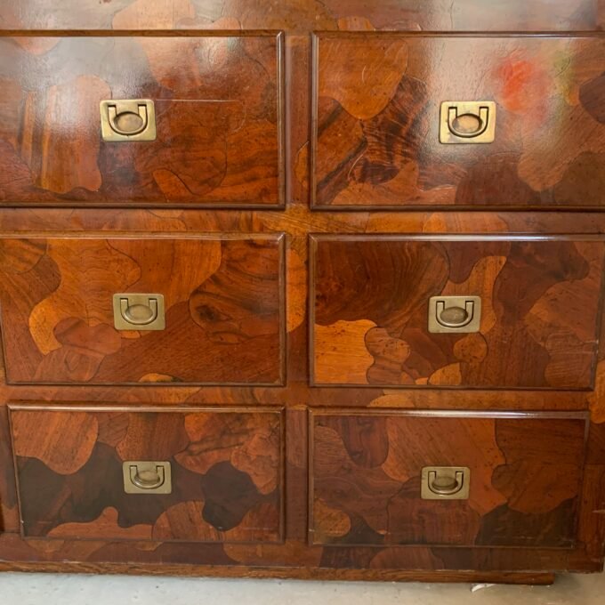 Commode American of Martinsville en bois d’olivier, milieu XXème - Focus tiroirs