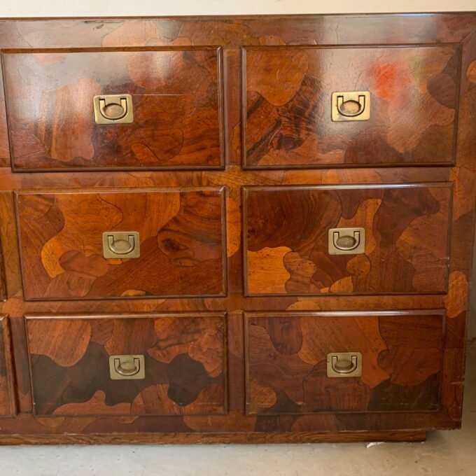 Commode American of Martinsville en bois d’olivier, milieu XXème - Focus tiroirs