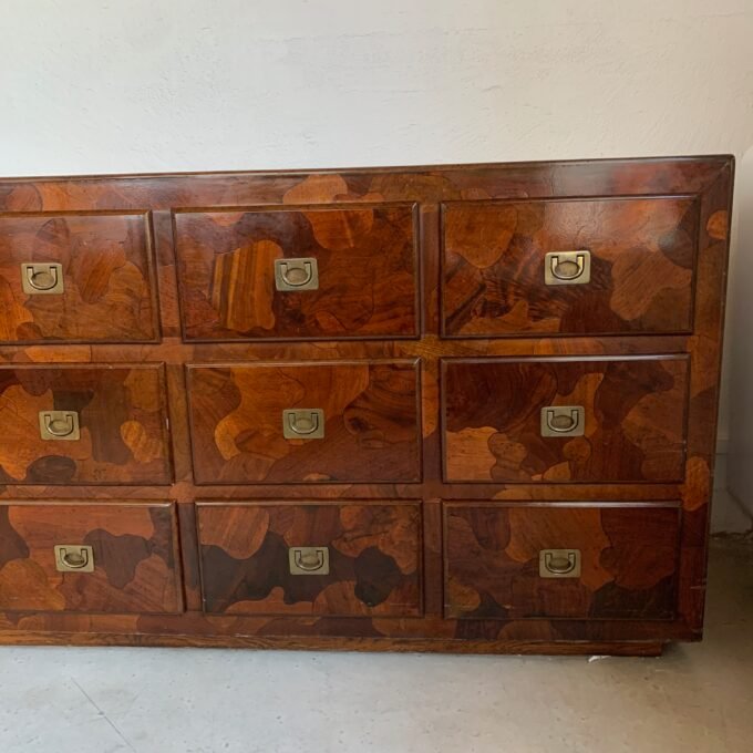 Commode American of Martinsville en bois d’olivier, milieu XXème - Focus tiroirs
