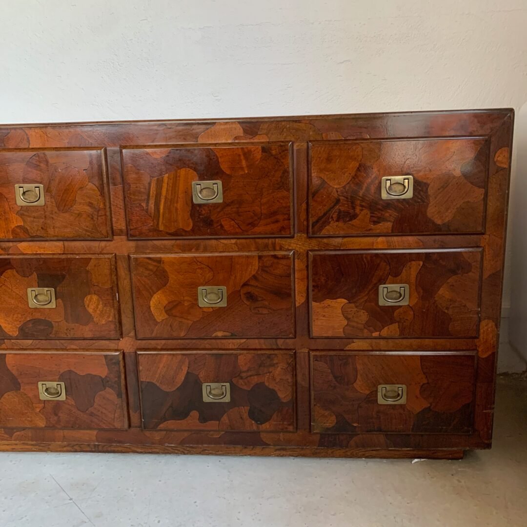 Commode American of Martinsville en bois d’olivier, milieu XXème - Focus tiroirs