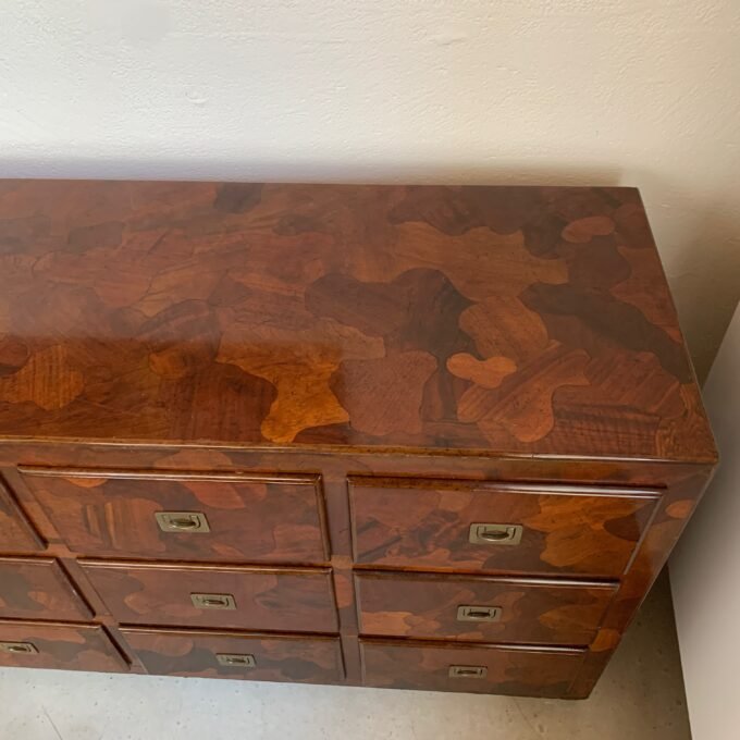 Commode American of Martinsville en bois d’olivier, milieu XXème - Vue du dessus