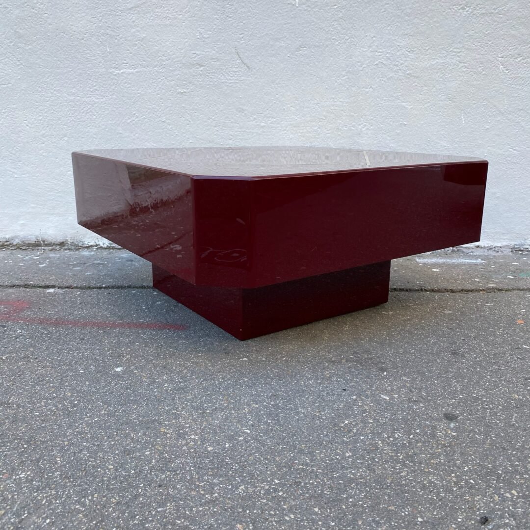 Table basse vintage en laqué et laiton, 1970 - Vue 45 degrès