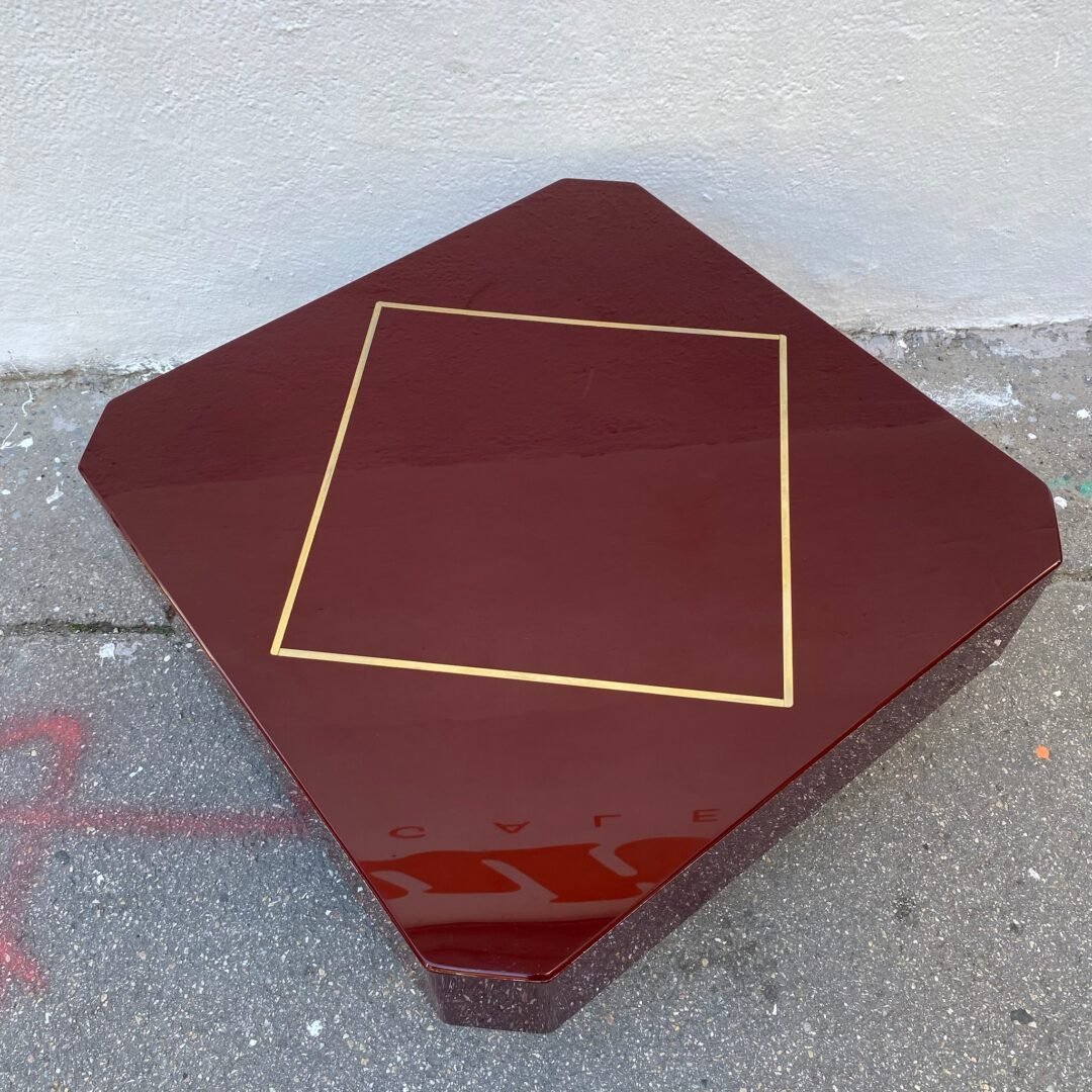 Table basse vintage en laqué et laiton, 1970 - Vue 45 degrès de haut