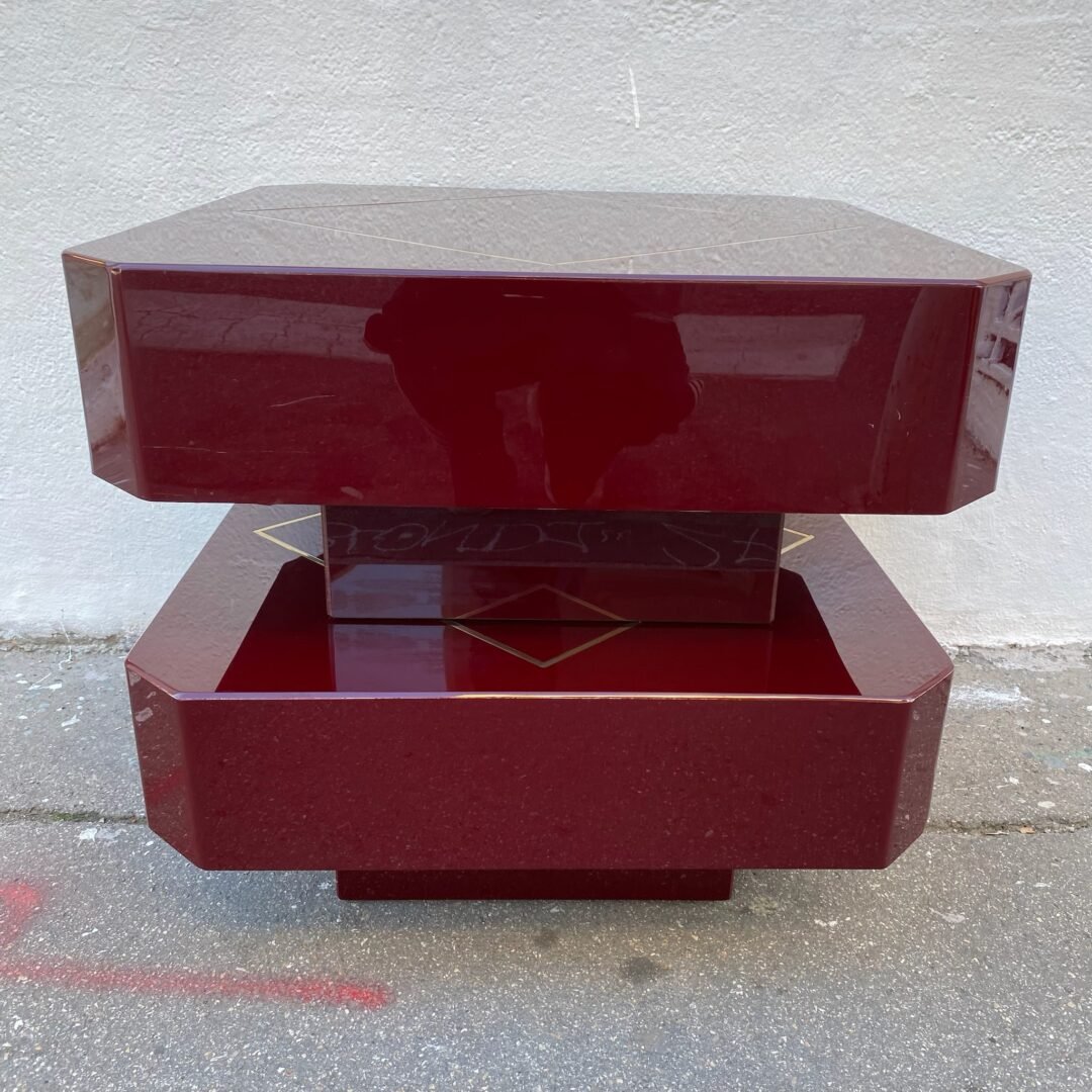 Table basse vintage en laqué et laiton, 1970 - Vue de côté