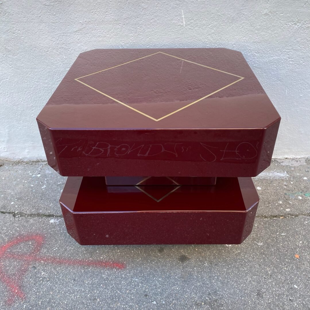 Table basse vintage en laqué et laiton, 1970 - Vue de côté