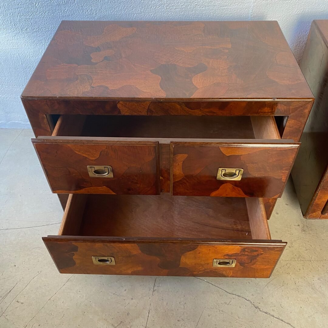 Paire de tables de chevet American of Martinsville en patchwork en bois d’olivier - Tiroirs ouverts