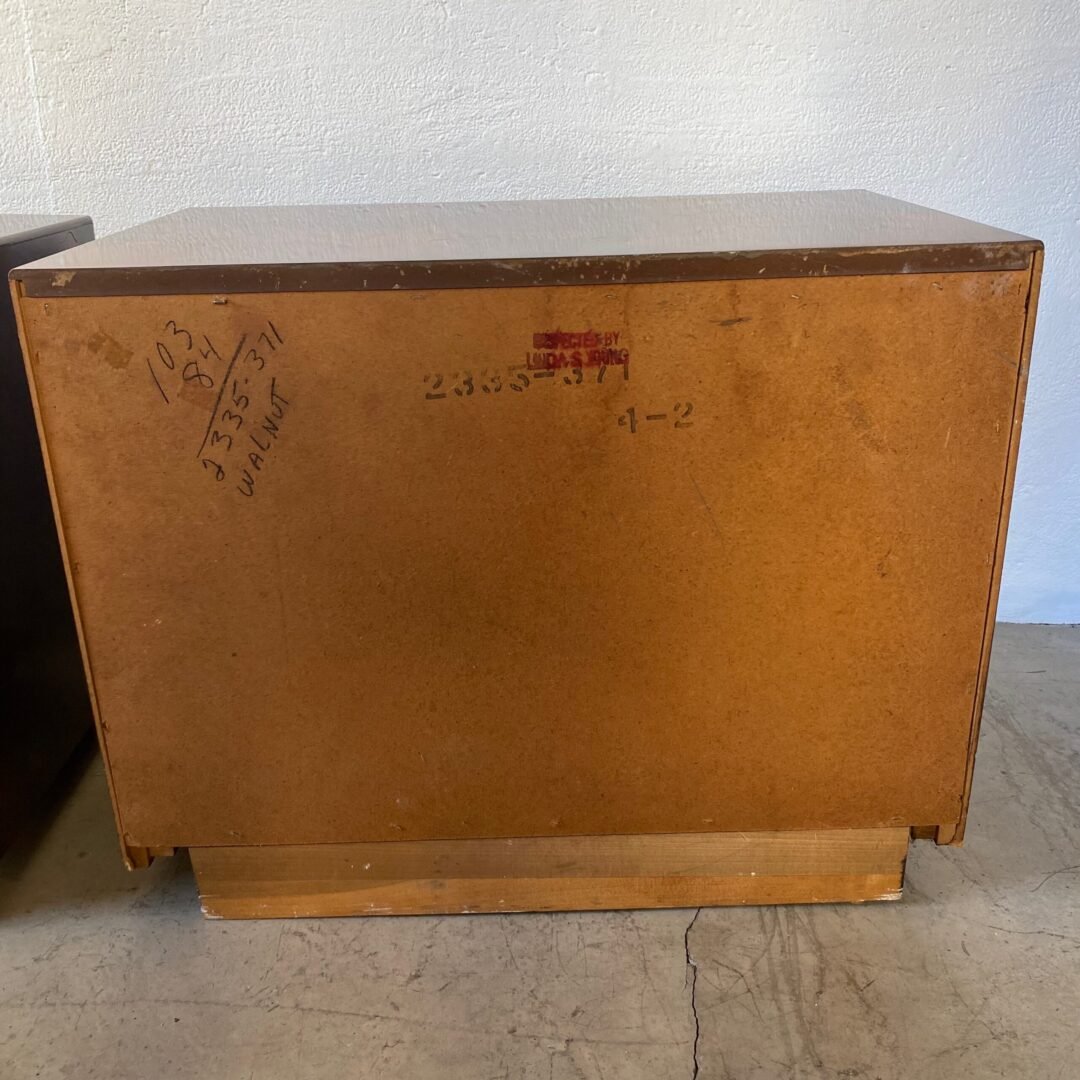 Paire de tables de chevet American of Martinsville en patchwork en bois d’olivier - Vue de dos