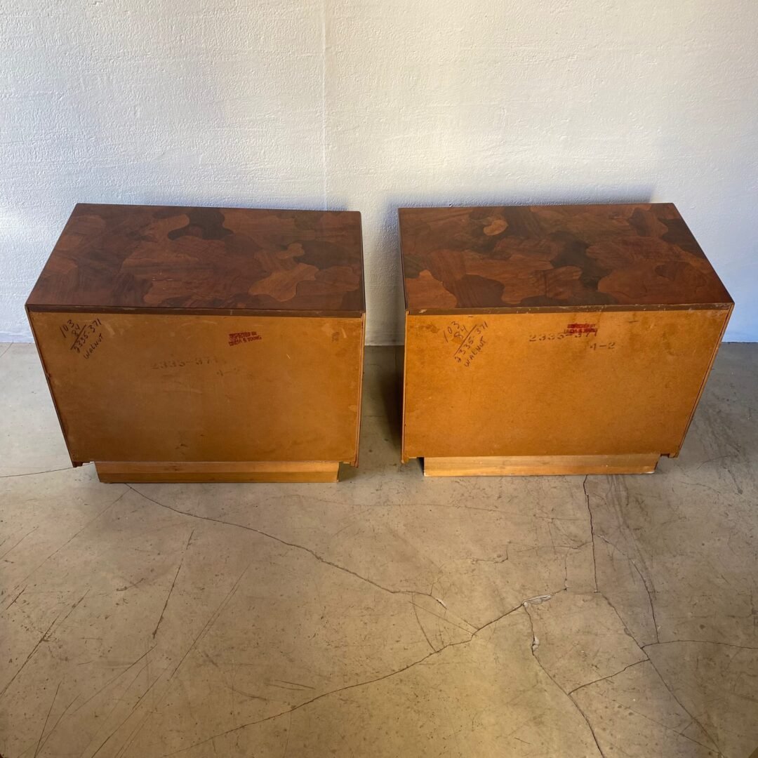 Paire de tables de chevet American of Martinsville en patchwork en bois d’olivier - Vue de dos