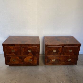 Paire de tables de chevet American of Martinsville en patchwork en bois d’olivier - Vue de face