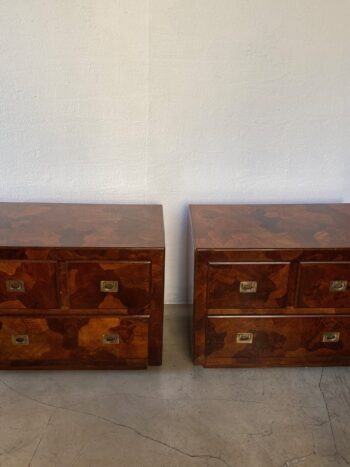 Paire de tables de chevet American of Martinsville en patchwork en bois d’olivier - Vue de face