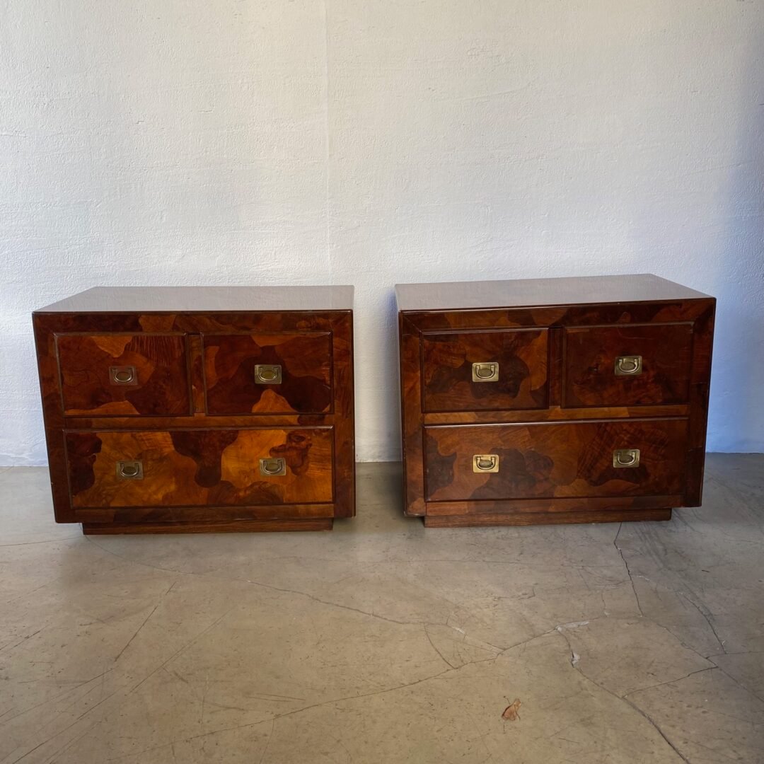 Paire de tables de chevet American of Martinsville en patchwork en bois d’olivier