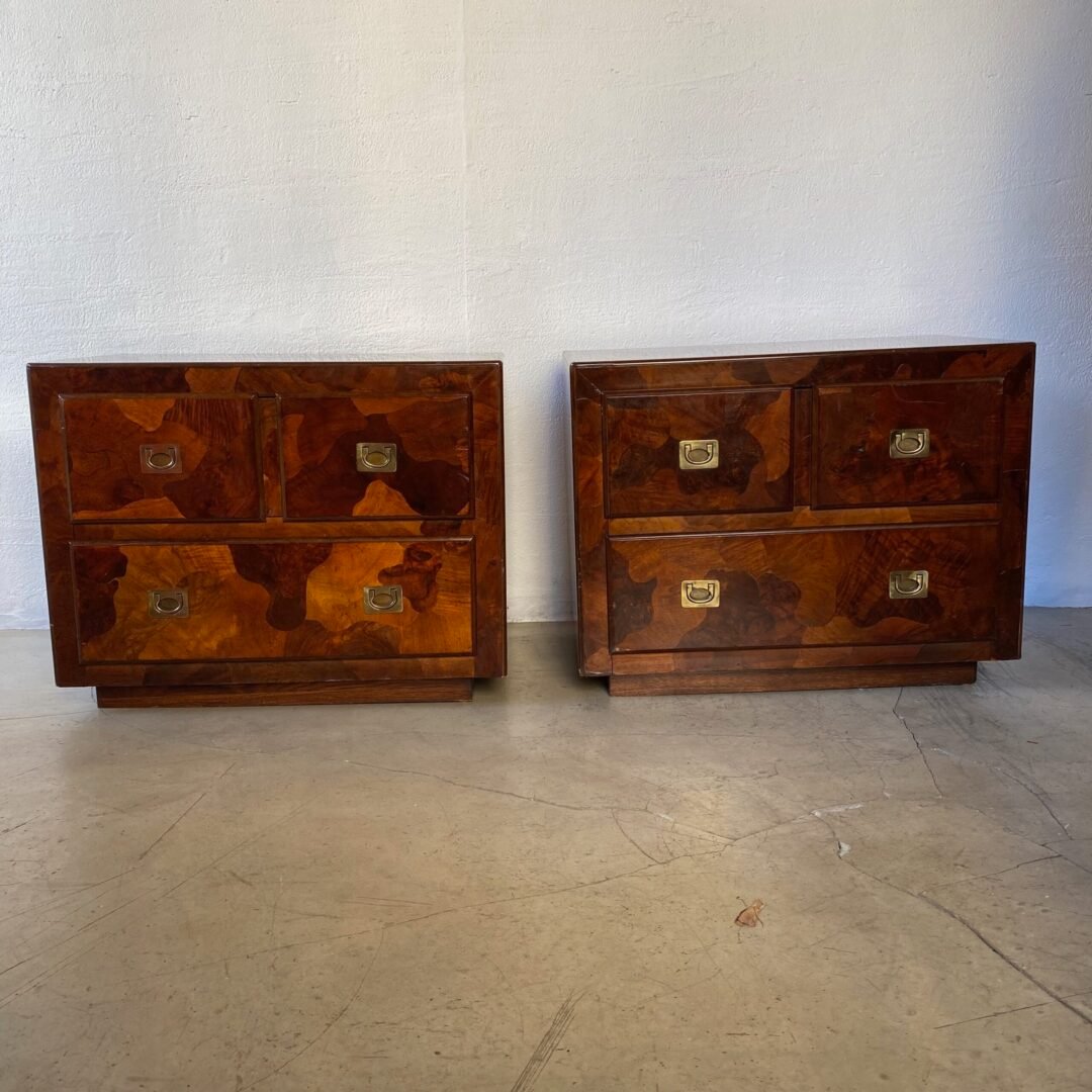 Paire de tables de chevet American of Martinsville en patchwork en bois d’olivier