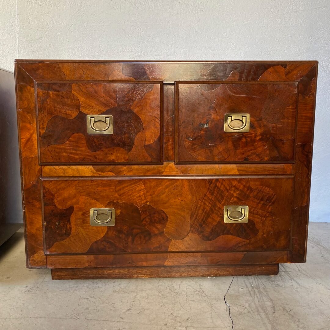 Paire de tables de chevet American of Martinsville en patchwork en bois d’olivier