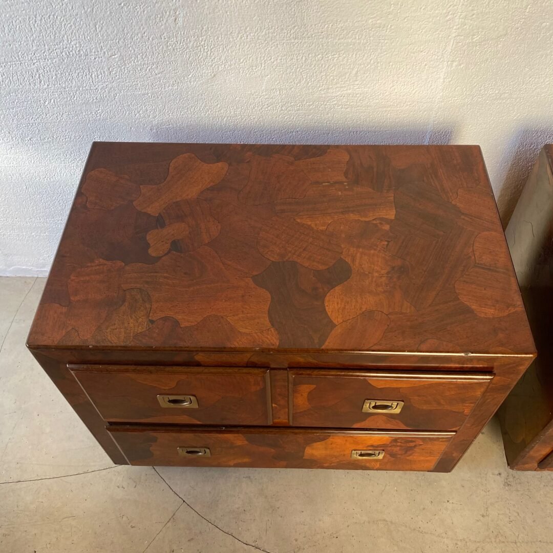 Paire de tables de chevet American of Martinsville en patchwork en bois d’olivier