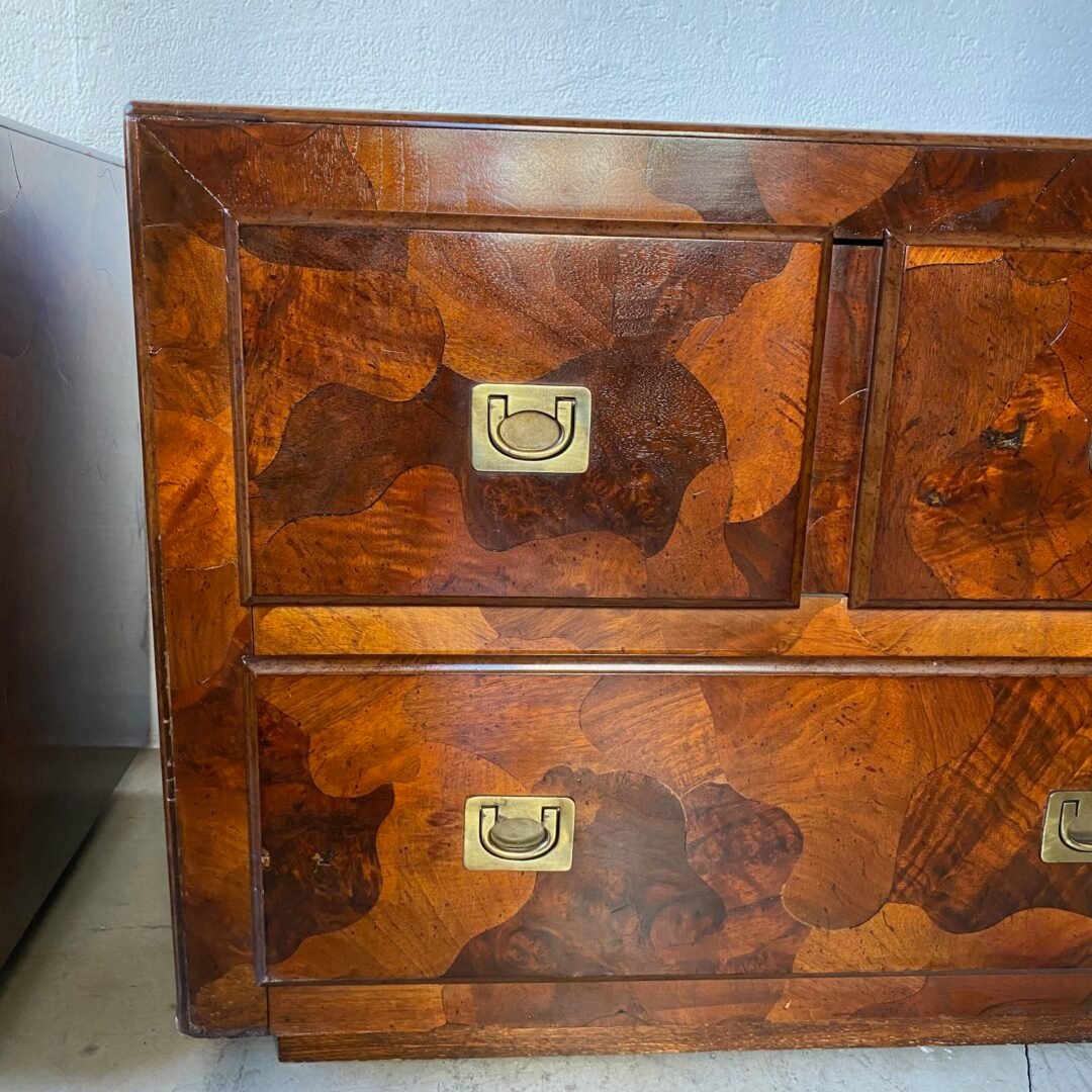 Paire de tables de chevet American of Martinsville en patchwork en bois d’olivier