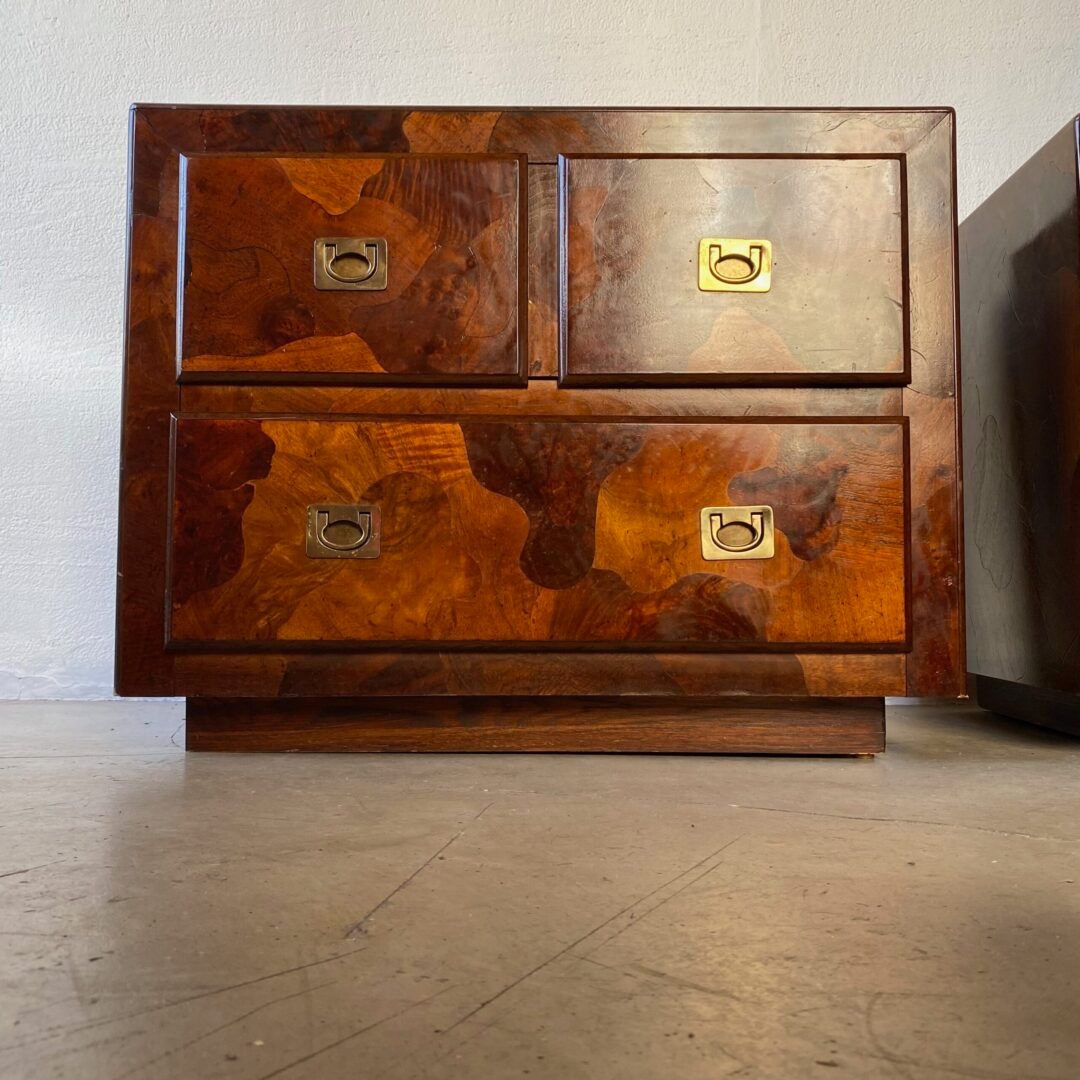 Paire de tables de chevet American of Martinsville en patchwork en bois d’olivier