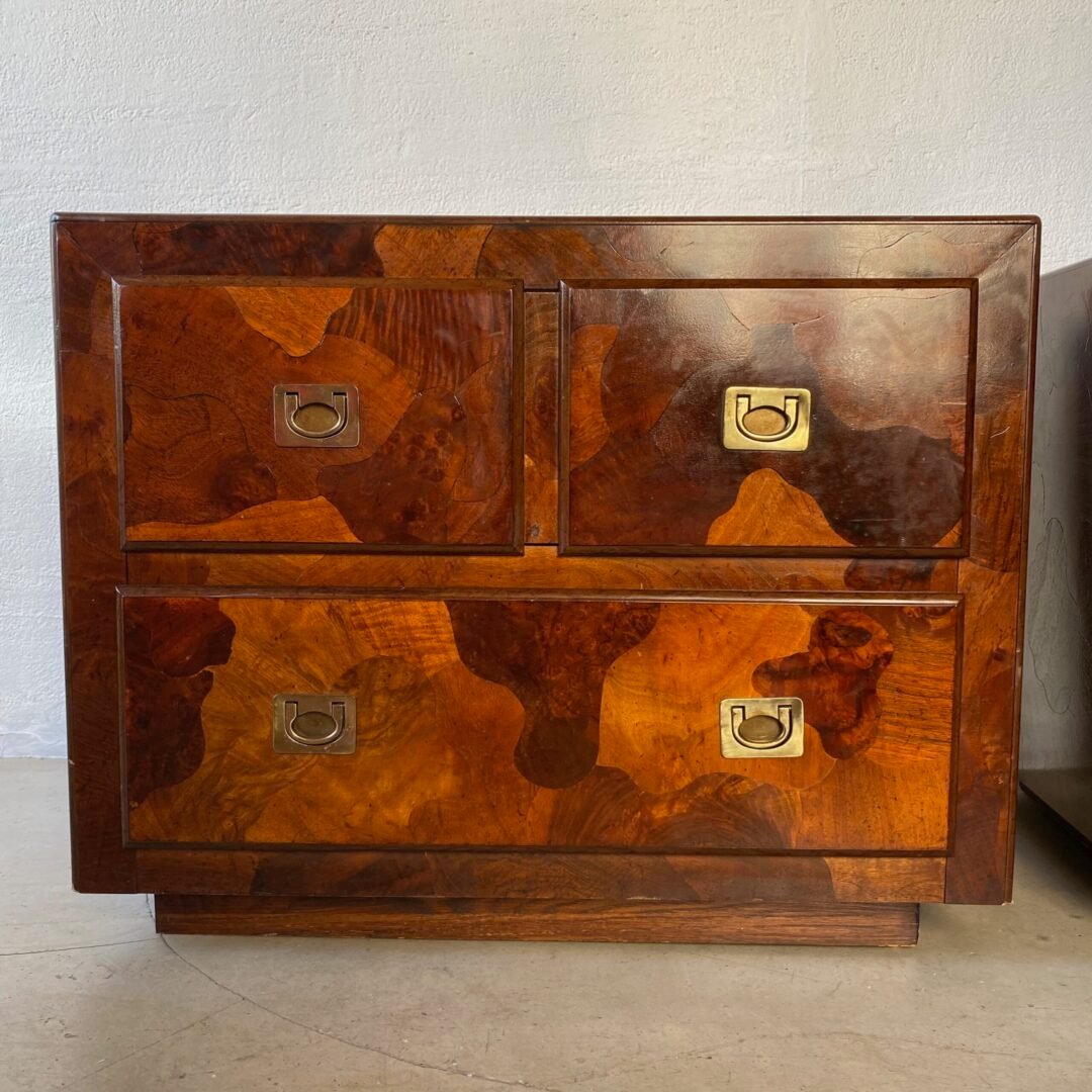 Paire de tables de chevet American of Martinsville en patchwork en bois d’olivier