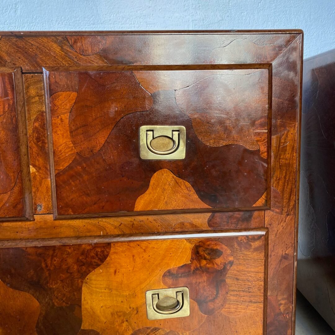 Paire de tables de chevet American of Martinsville en patchwork en bois d’olivier - Vue tiroir