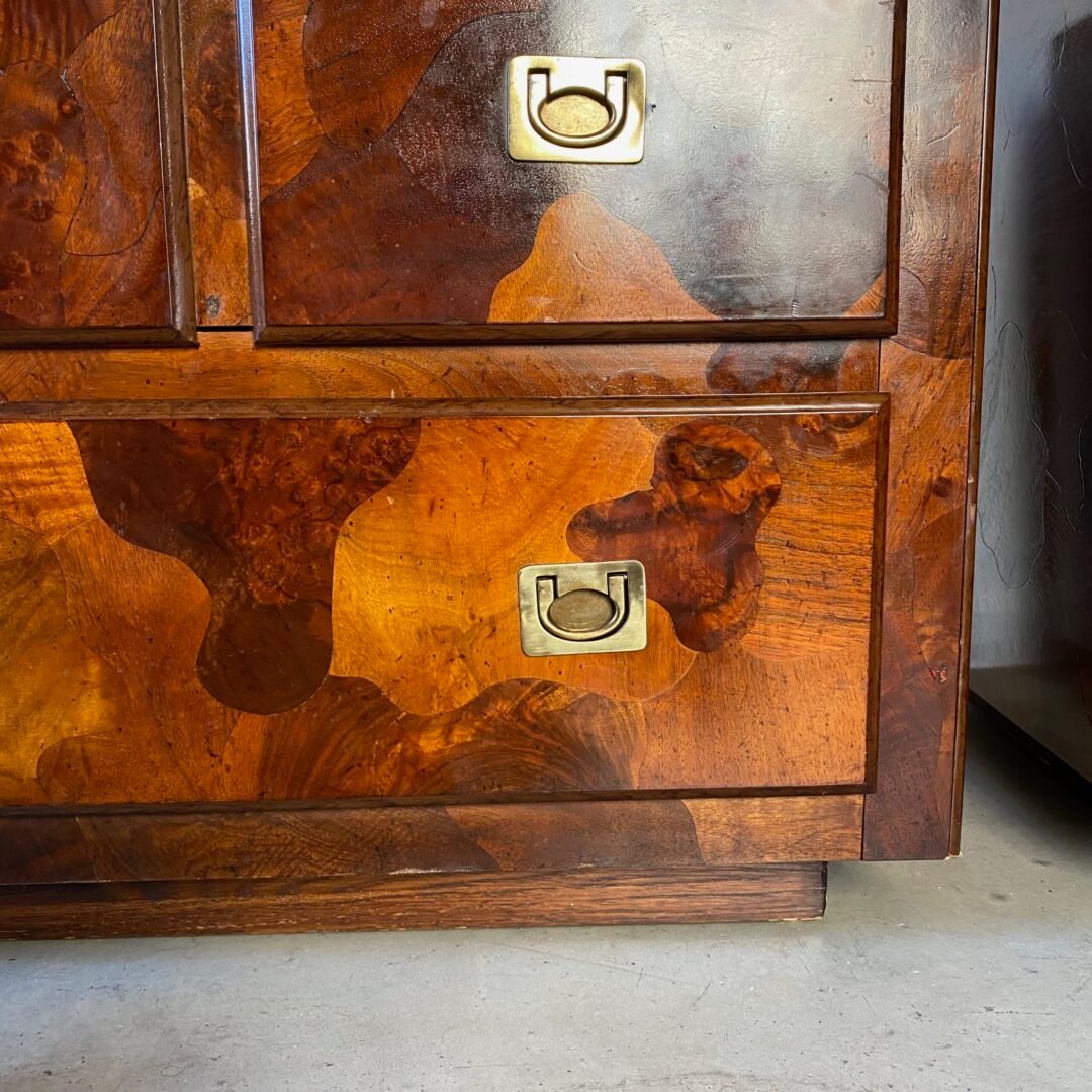 Paire de tables de chevet American of Martinsville en patchwork en bois d’olivier - Vue tiroir bas