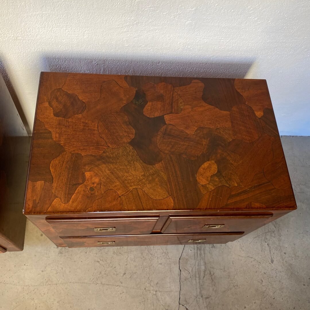Paire de tables de chevet American of Martinsville en patchwork en bois d’olivier - Vue de haut