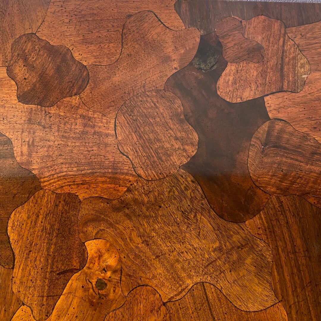 Paire de tables de chevet American of Martinsville en patchwork en bois d’olivier - Apperçu matière