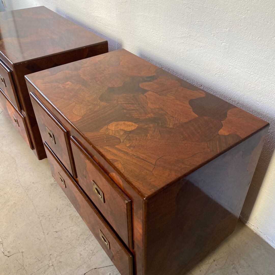 Paire de tables de chevet American of Martinsville en patchwork en bois d’olivier - Vue de haut 45 degrès