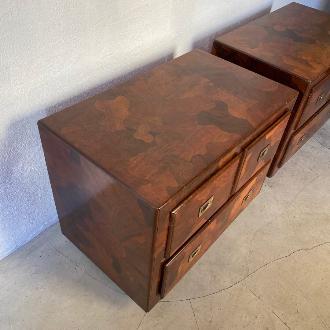 Paire de tables de chevet American of Martinsville en patchwork en bois d’olivier