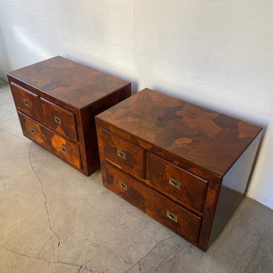 Paire de tables de chevet American of Martinsville en patchwork en bois d’olivier