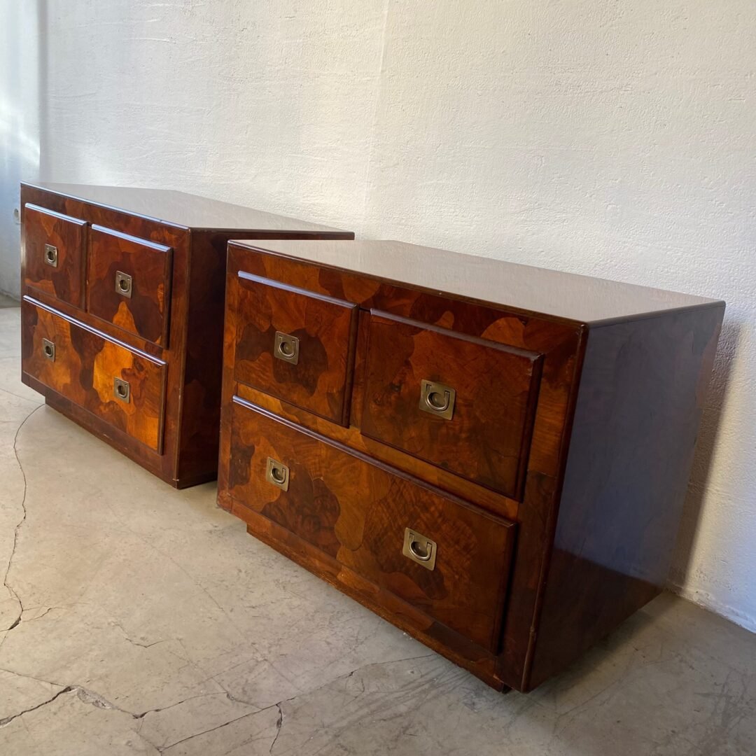 Paire de tables de chevet American of Martinsville en patchwork en bois d’olivier