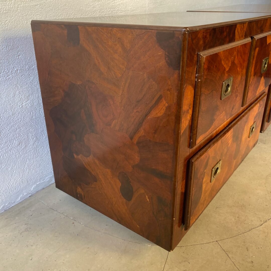 Paire de tables de chevet American of Martinsville en patchwork en bois d’olivier